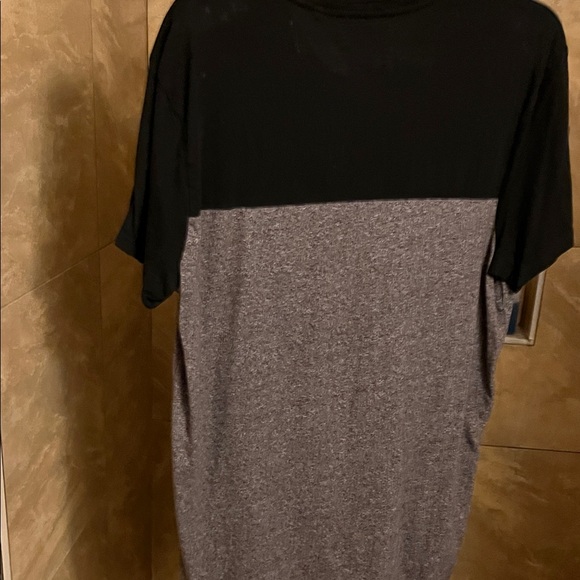 GUESS Men's Black and Gray Short Sleeve Tee - Picture 4 of 4